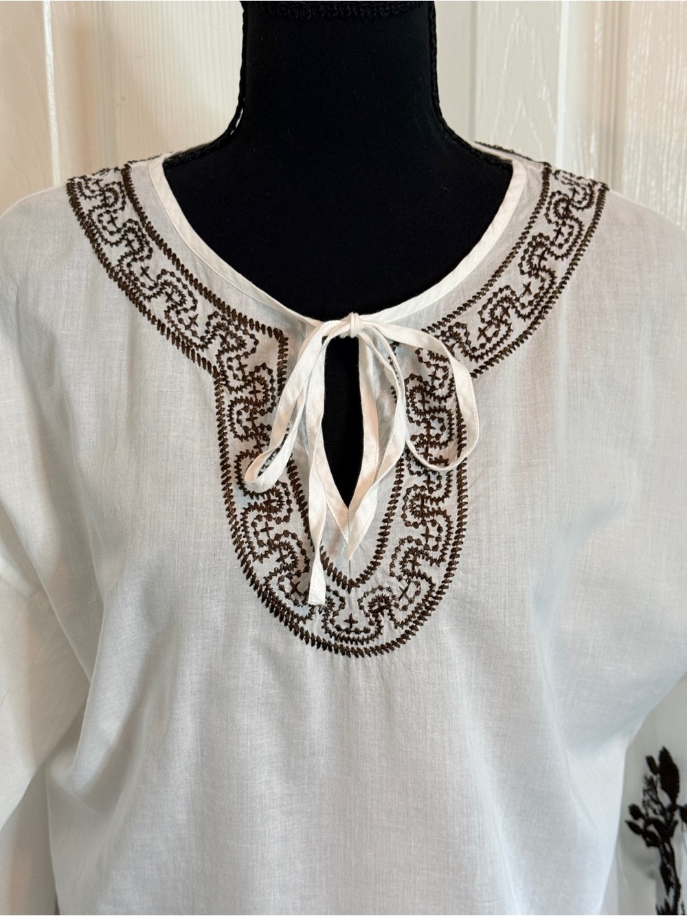 Chico's White Embroidered Boho Peasant Blouse Drawstring Tunic Size 1 - Picture 3 of 9